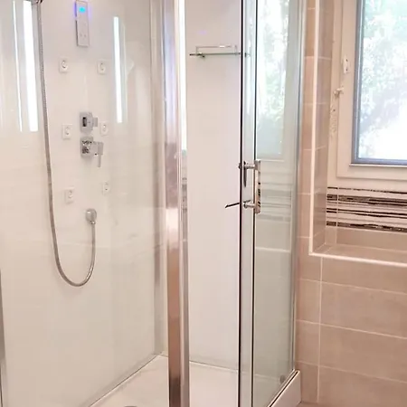 Spacieuse A Avec Piscine Privee Et Jacuzzi Villa *